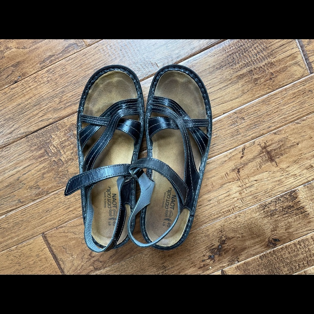 Naot Flat Strappy Paris Sandals.  EU Size 40 / US Size 9/9.5